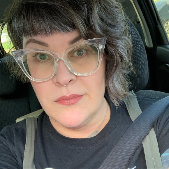 Meet your Posher, Hillary - Picture 2 of 3